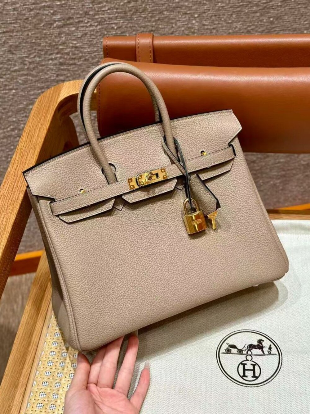 Classic Hermes Bag: A Stylish and Versatile Choice for Elegance